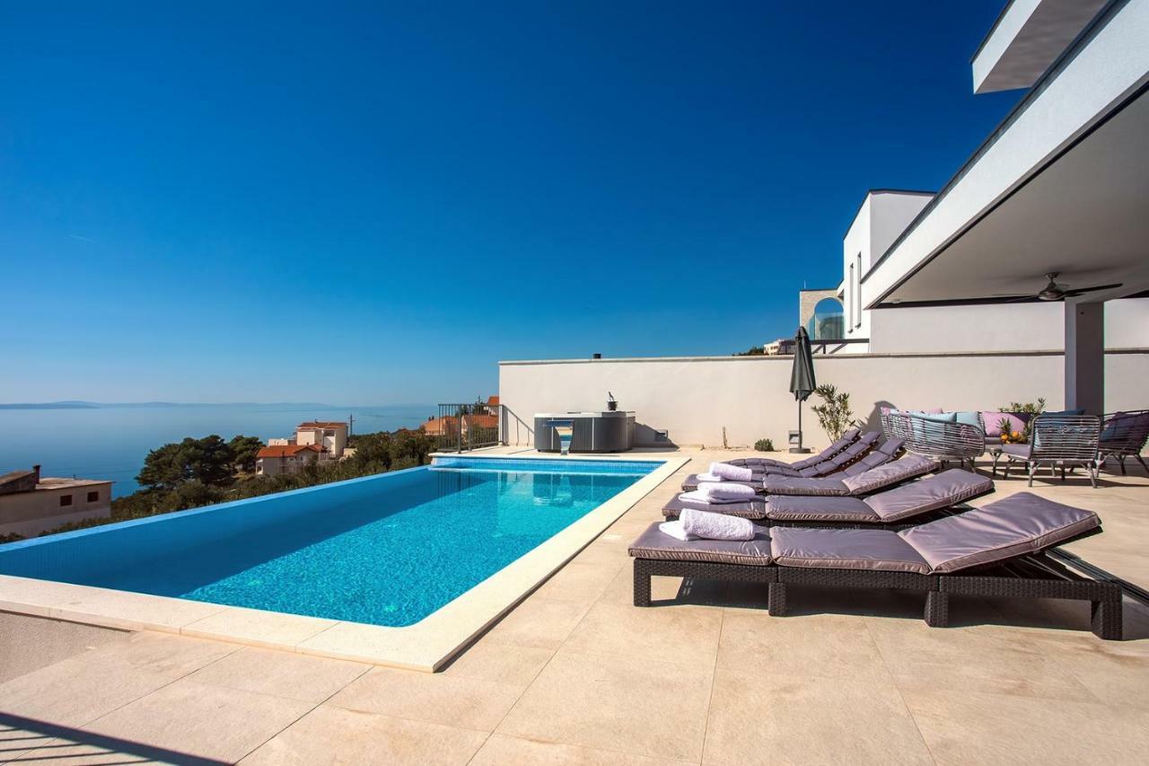 Nano, 4 Bedrooms, Jacuzzi, Heated Pool, Sea Views, Pebble 850m Jesenice (Split-Dalmatia)